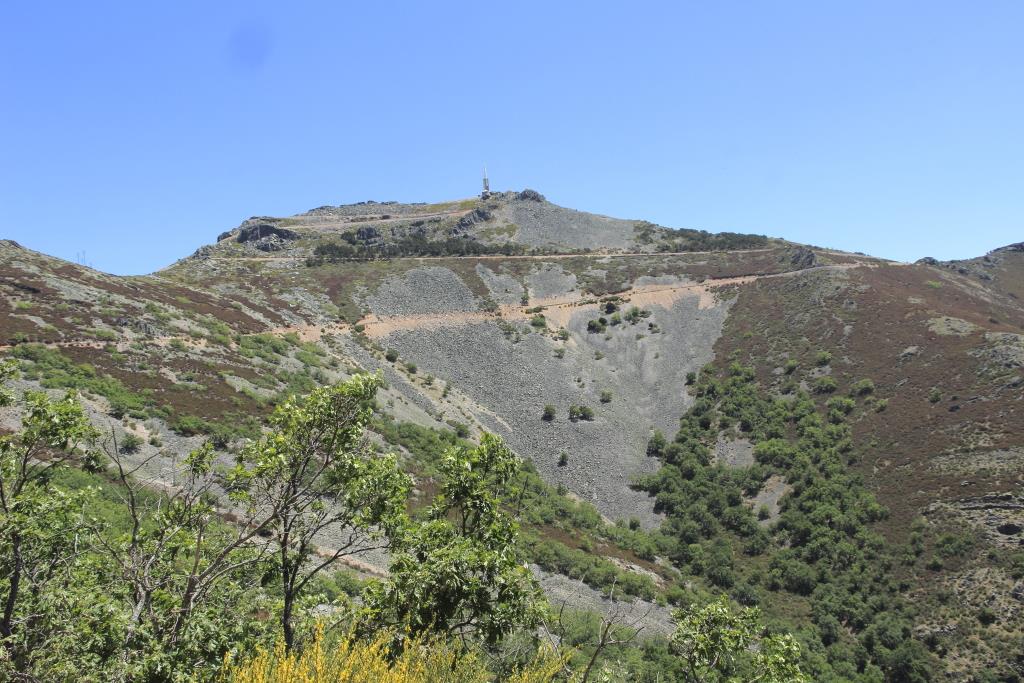 Peña de Francia y vertientes con pedreras en cabecera del valle del Agadón.