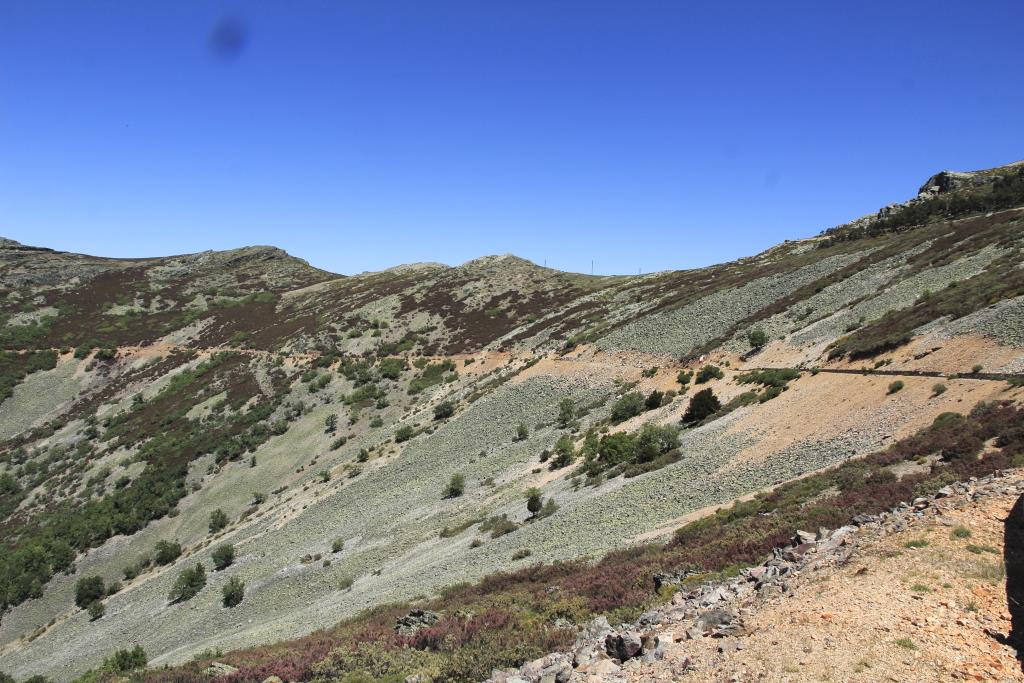 Crestones y vertientes rectilíneas tapizadas por pedreras en el valle del Agadón