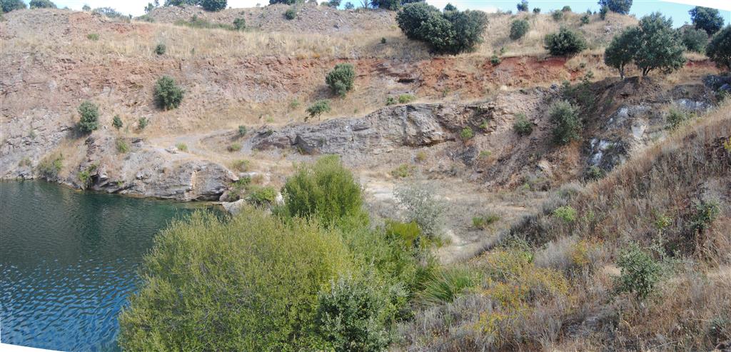 Borde oriental de la corta, con el afloramiento del leucogranito caolinitizado y mineralizado bajo los esquistos de la Fm Villamayor, a su vez recubierta por los conglomerados, areniscas y lutitas del Eoceno.