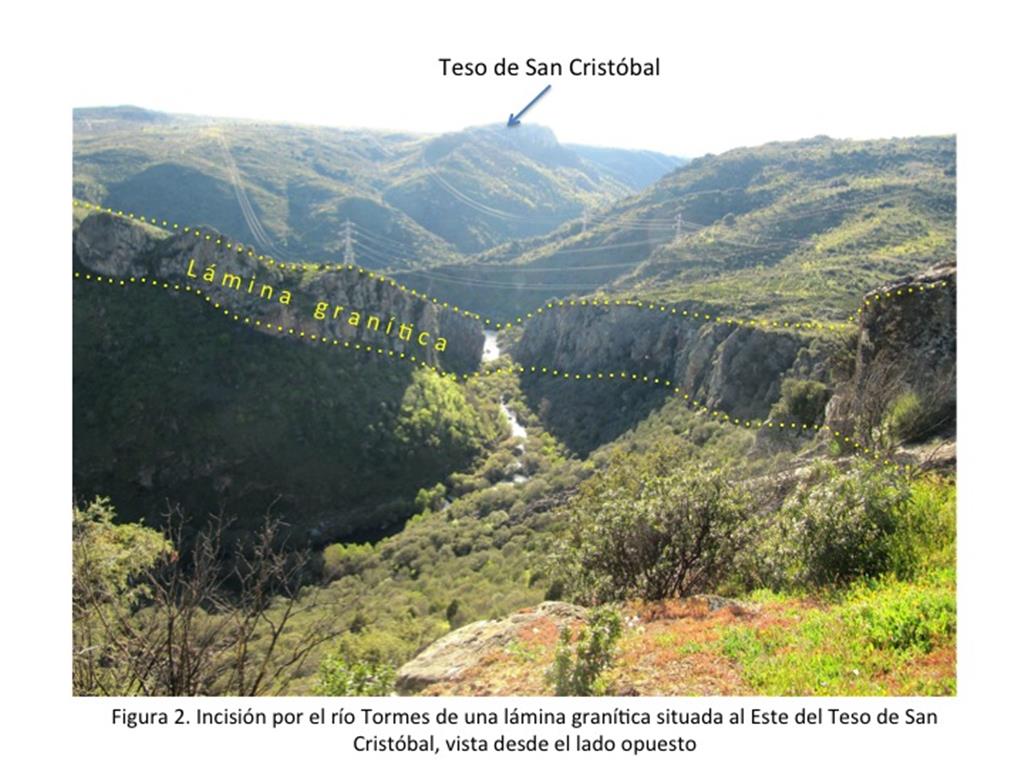 Incisión por el río Tormes de una lámina granítica situada al Este del Teso de San Cristóbal, vista desde el lado opuesto