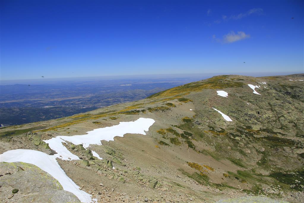 Cuerda del Calvitero desde el Canchal del a Ceja (2432 m), al fondo la meseta castellana.