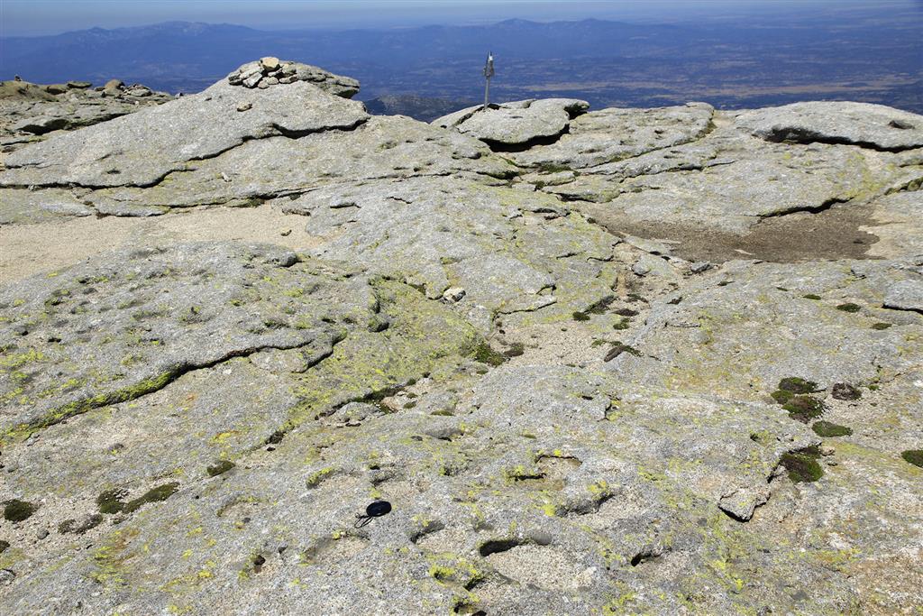 Cumbre del Canchal de la Ceja a 2432 metros, punto culminante de la Sierra de Béjar. Los
granitos presentan un lajado subhorizontal bastante marcado que contribuye a la morfología de la
superficie que desarrolla una intensa alveolización.