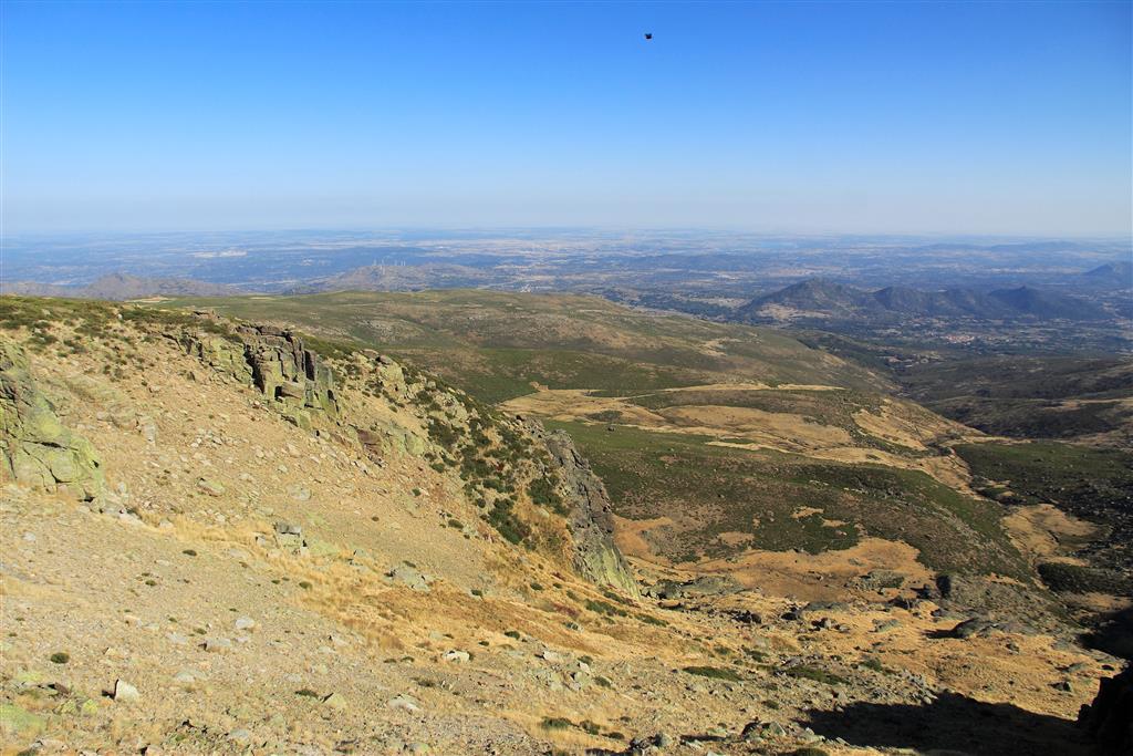 Risco de la parte superior del circo de Peña Negra de Becedas o del Hornillo a 2140 m. Al
fondo la el pedimento norte de S de Béjar con montes isla lineares.