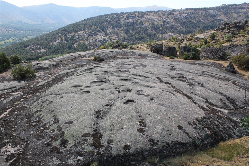 domo granítico con acanaladuras y pilancones incipientes