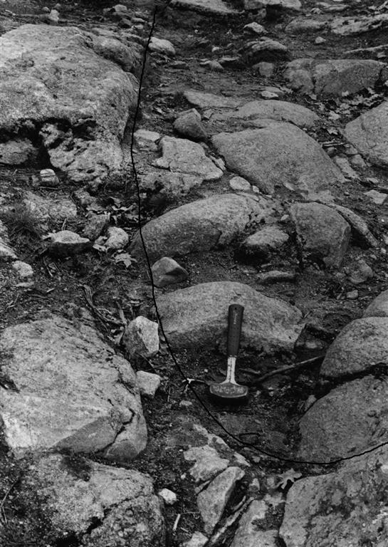 Rocas básicas de Hoyorredondo. Encajadas en granodiorita Hercínica.