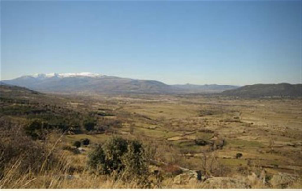 Valle del Corneja, morfología condicionada por la falla y dique de Plasencia (http://www.sierradevillafranca.es/)