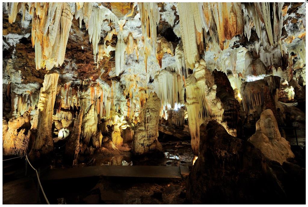 Interior de la Gruta del Águila. Imagen de http://grutasdelaguila.es/imagenes/#