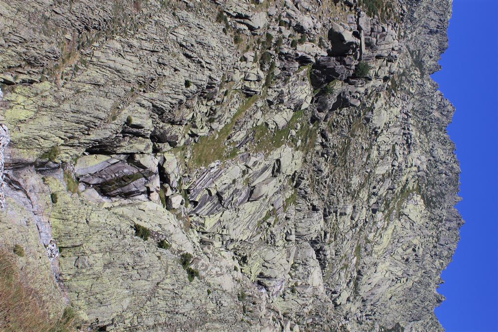Vista de la parte baja de la margen izquierda donde se observa el desague de las vertientes mediante cascadas y chorreras