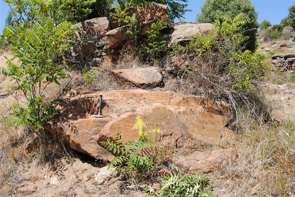 Afloramiento del dique de pórfido monzo-sienítico de San Bartolomé de Pinares, a la altura del PK 21 de la AV-503, a la entrada del pueblo 