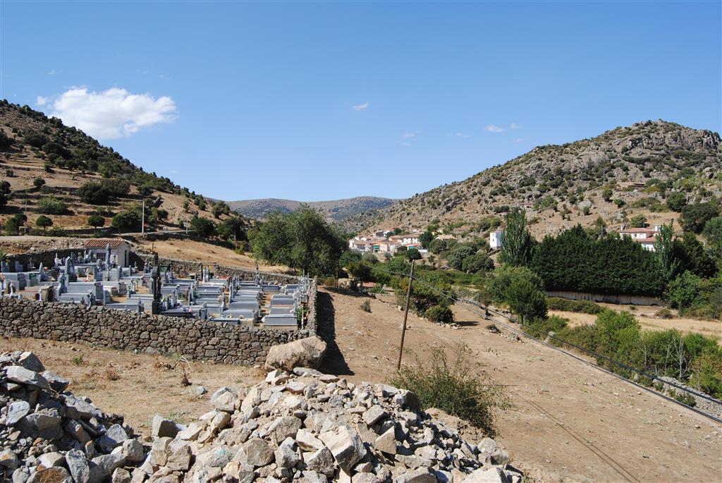 Vista desde el sur del pueblo de El Herradón al valle tectónico, de dirección rectilínea N-S, de El Herradón-Casillas