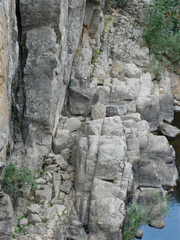 Marcado diaclasamiento del ortogneis en el fondo del cañón de La Risca. esta fracturación es uno de los motivos del encajamiento del río Moros.