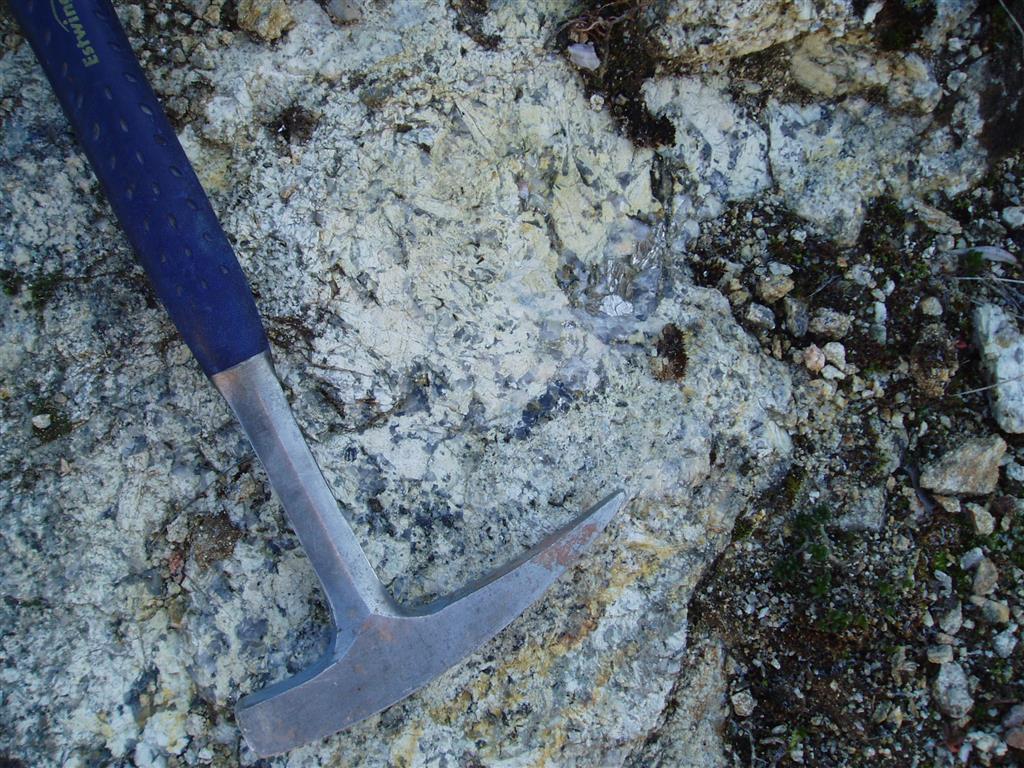 Agregados granulares dentro del ortogneis, posibles enclaves del granito porfídico del que proviene.