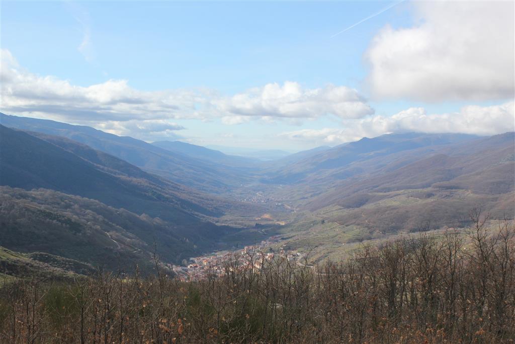 Vistas del valle desde el mirador hacia el S, orientando el eje de la toma con el eje de la banda de falla
