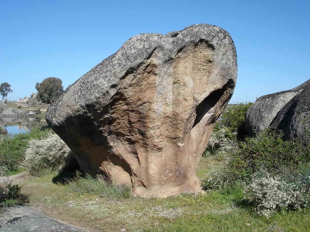 Roca granítica con forma de seta, tafonización