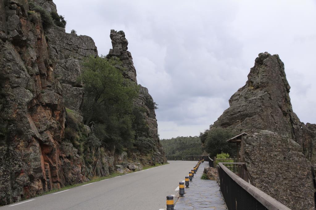 La cresta que conforma el flanco es atravesada por la carretera en la margen izquierda del
Salto del Gitano.