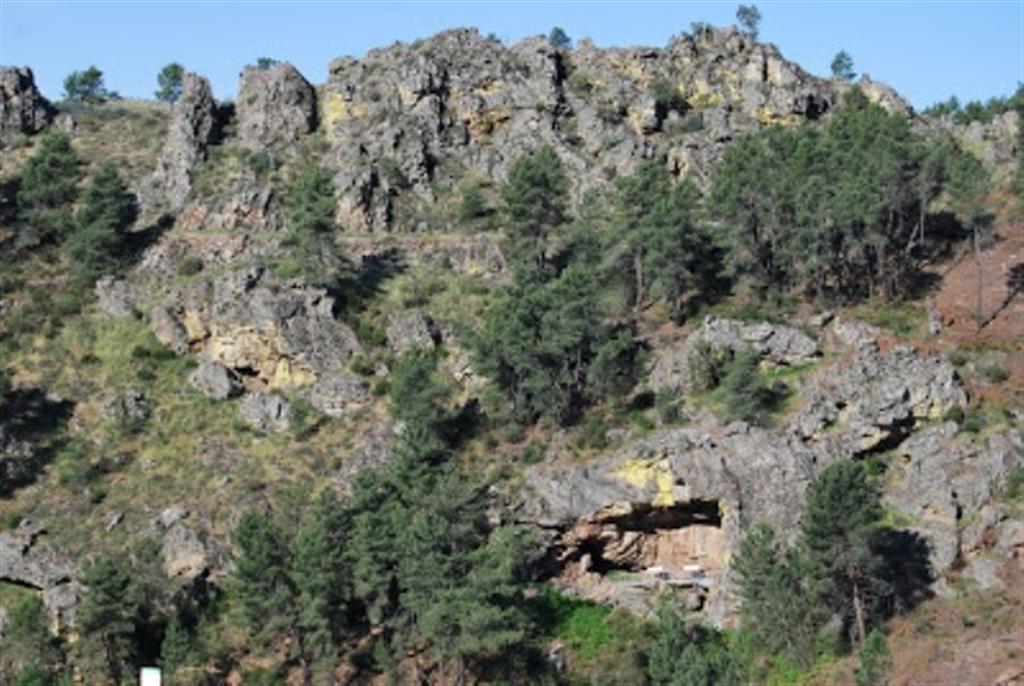 Vista del margen derecho del desfiladero con la Cueva Álvarez (presencia de pinturas rupestres).