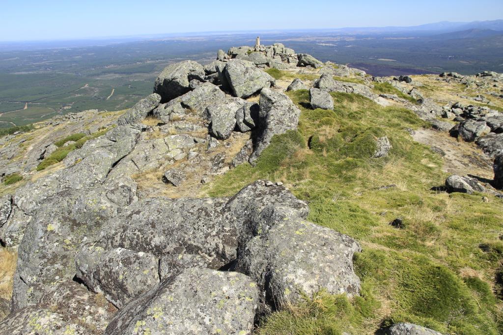 Arista SW y cumbre de Jálama, modelada como una cresta con berrocal en granito porfídico.