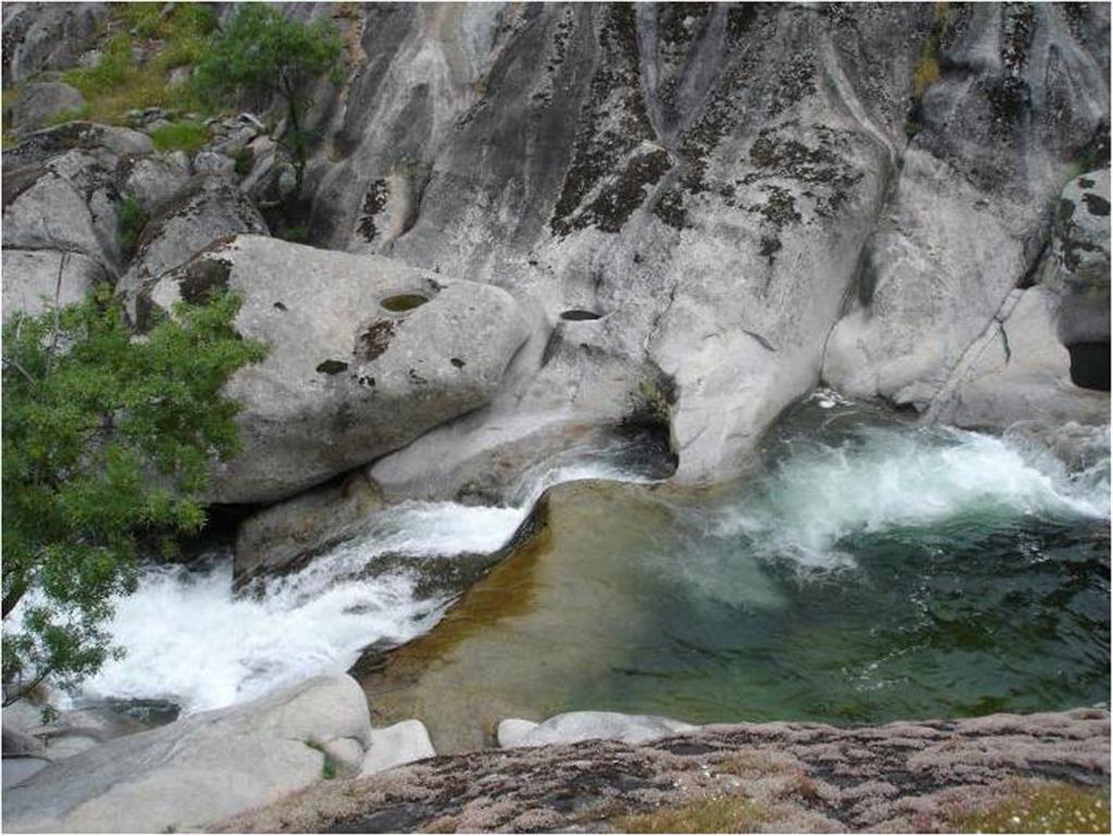 Fotografía desde la margen izquierda donde se observa la influencia de la fracturación en las discontinuidades que dan lugar a las cascadas y las marmitas