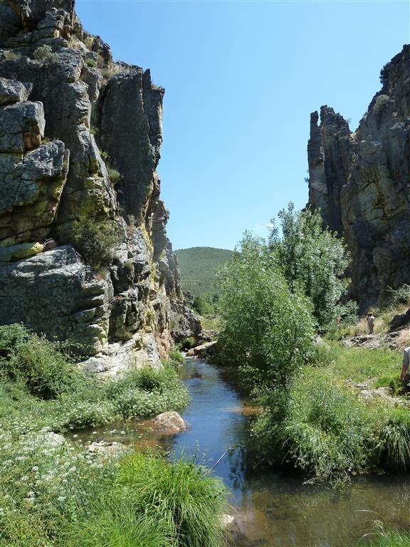 Portilla (cluse) del río Almonte en cuarcitas armoricanas, atravesando el flanco noroccidental del anticlinal.