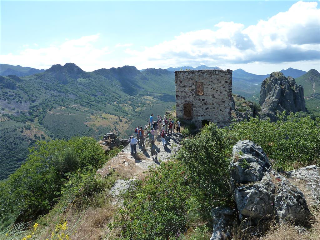El mirador del castillo de Cabañas del Castillo con el sinclinal de Sta. Lucía y el pico de La Villuerca al fondo. Se observan multitud de canchales.