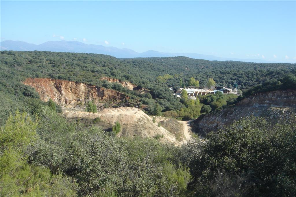 Cantera de San Pedro, con la zona de explotación actual a la derecha de la foto y dos cortas antiguas a la izquierda de las instalaciones mineras.