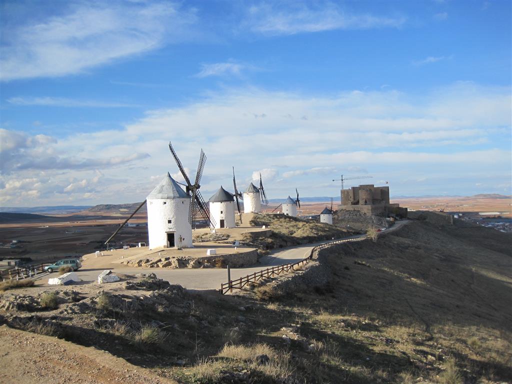 Este lugar de interés geológico es de muy fácil acceso, constituye un mirador excelente y contiene también un importante patrimonio arqueológico, histórico y cultural (ruta de Don Quijote).