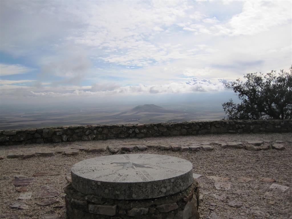 El Cerro del Pulgar, otro inselberg de menor entidad, visto desde el mirador del Pico de Noez.