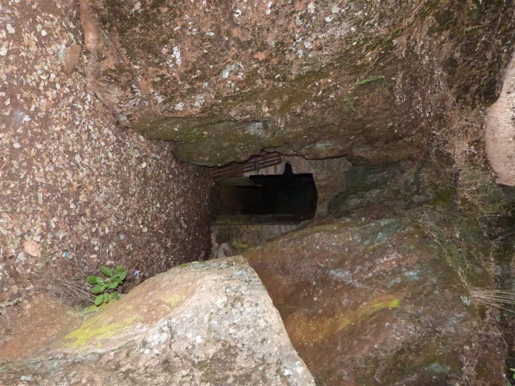 Acceso entrada a la cueva