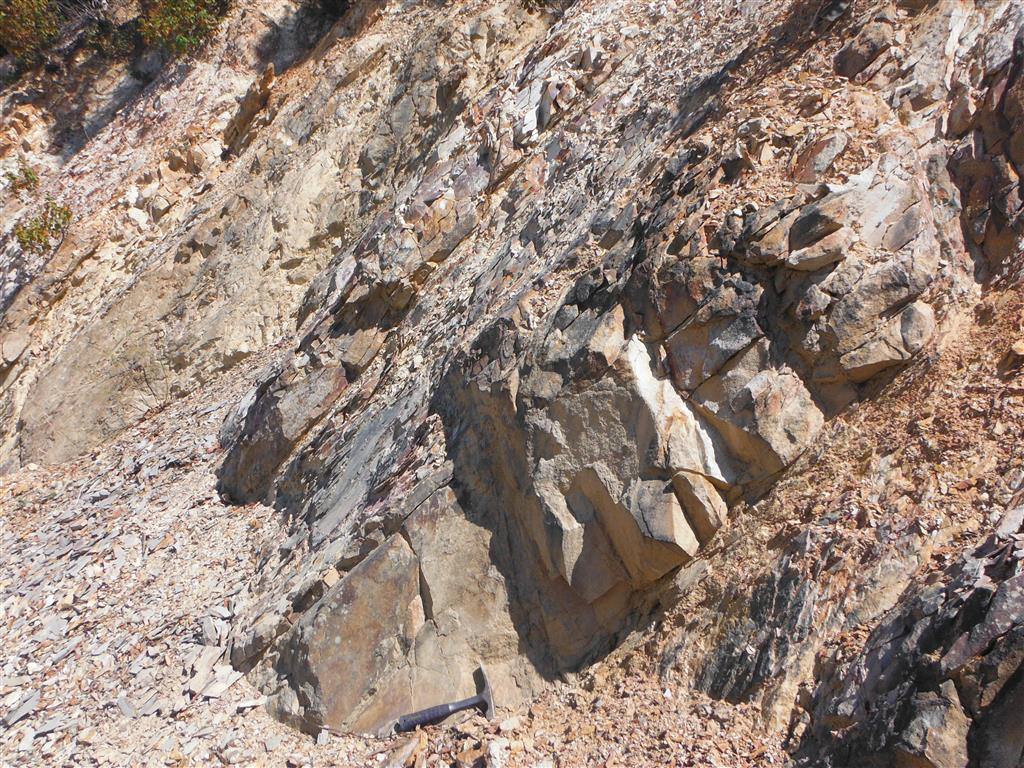Alternancias de pelitas y areniscas de carácter turbidítico del Precámbrico que forman el núcleo del anticlinal del valle de Alcudia.