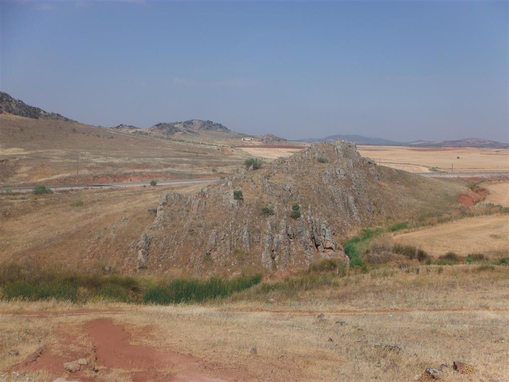 Vista de conjunto de los afloramientos del Devónico inferior en el corte de la  carretera entre Torre de Juan Abad y Villacarrillo.