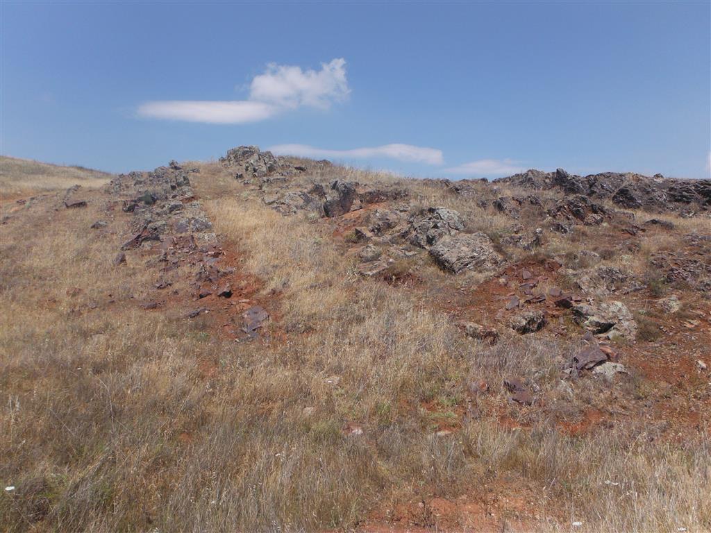 Peltas, limolitas y areniscas ferruginosas fosilíferas de la parte alta de la sucesión local del Devónico inferior. A la derecha se observa la parte inferior del tramo carbonatado.