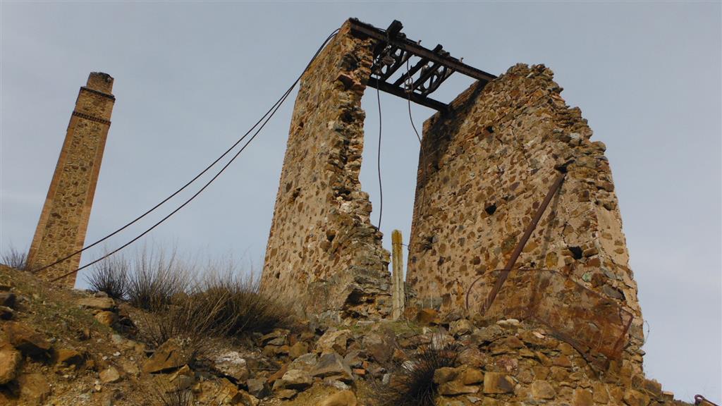 Mina El Burcio: pozo principal de la mina de El Burcio. Conserva una cabria de mampostería con las poleas y los correspondientes tensores de los cables de guionaje.