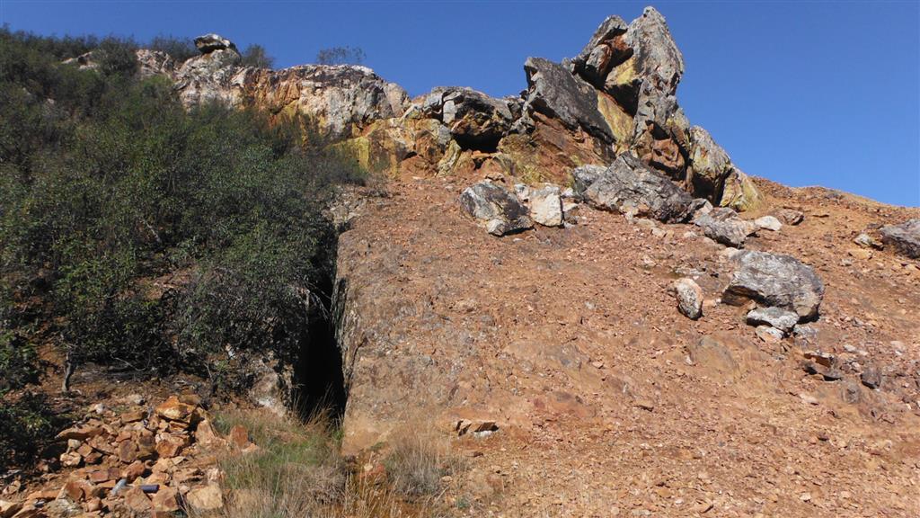 Mina 3º Robledillo: Socavón romano de la mina 3º Robledillo. Por detrás destaca el  crestón formado por un dique de cuarzo estéril.