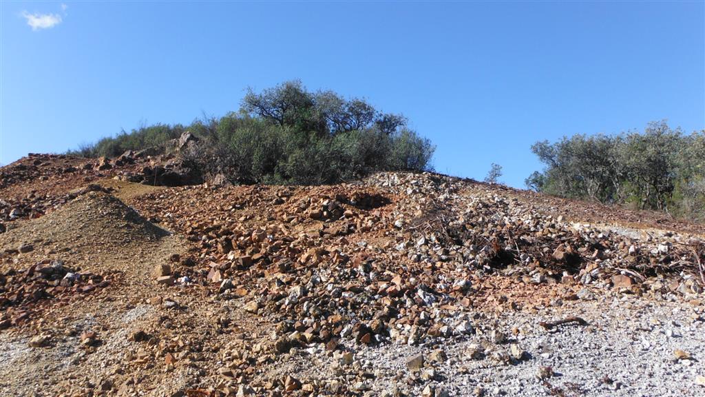 Mina 3º Robledillo: Escombreras por debajo de las labores de explotación sobre el filón.