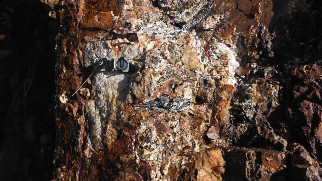 Mina Puntal-La Nava: Detalle del filón Norte del 2º puntal, donde destaca la fuerte deformación que produce la fracturación de la roca y el cuarzo que forma tanto el cemento de las brechas como filoncillos, a su vez fuertemente tectonizados.