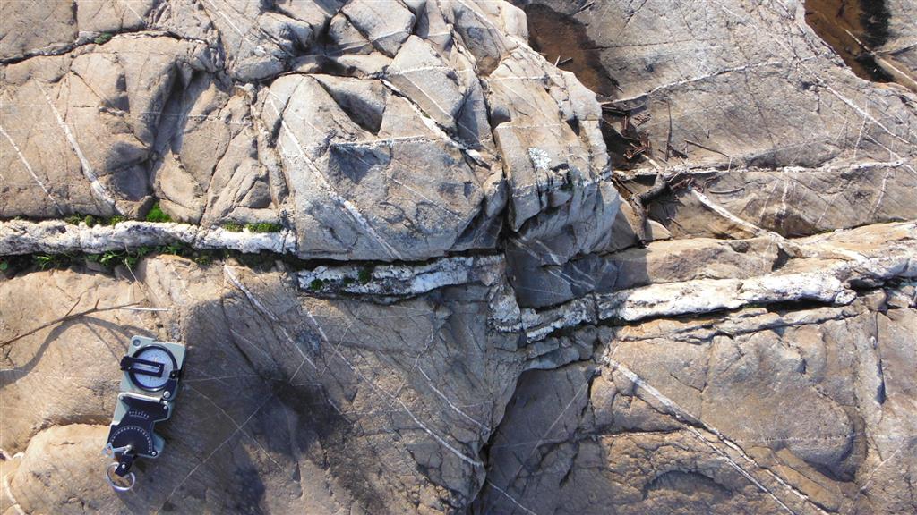 Mina Puntal-La Nava: Otro aspecto de la deformación de los filoncillos de cuarzo