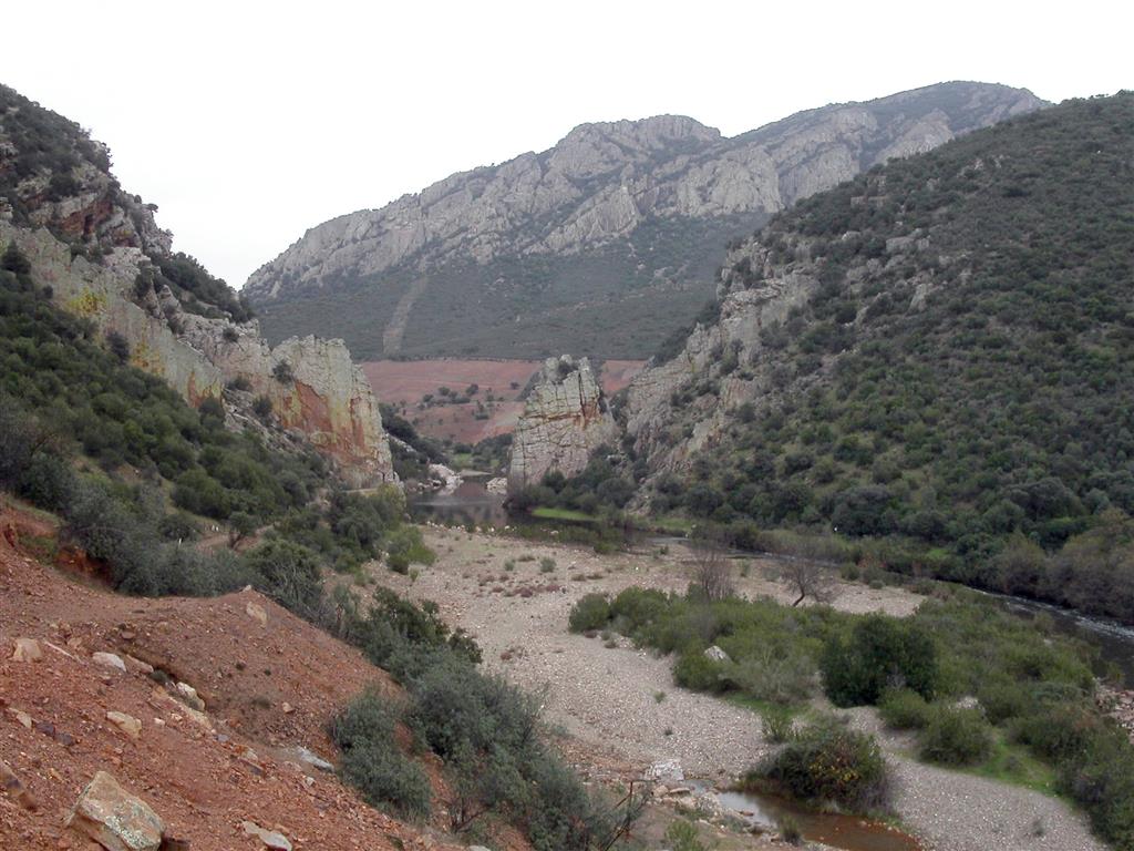 Mina Los Pontones: La garganta del río Jándula en el paraje de Los Pontones. En la esquina inferior izquierda se aprecian los restos de escombreras de las minas (Foto F. Palero).