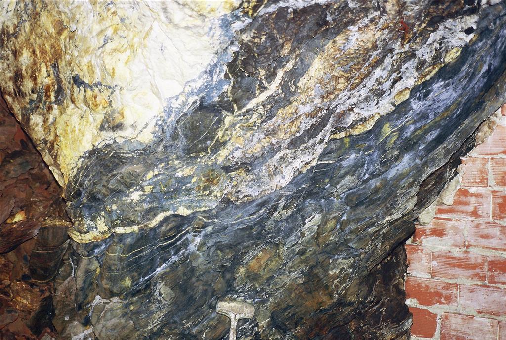 Mina Los Pontones (Isabel-Pontones): Frente mineralizado del filón Pontones en la galería del nivel 427 de la mina Santa Isabel (Foto F. Palero).