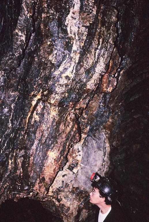 Mina Los Pontones (Isabel-Pontones): Frente mineralizado del filón Pontones en un realce del nivel 427 de la mina Santa Isabel (Foto F. Palero).