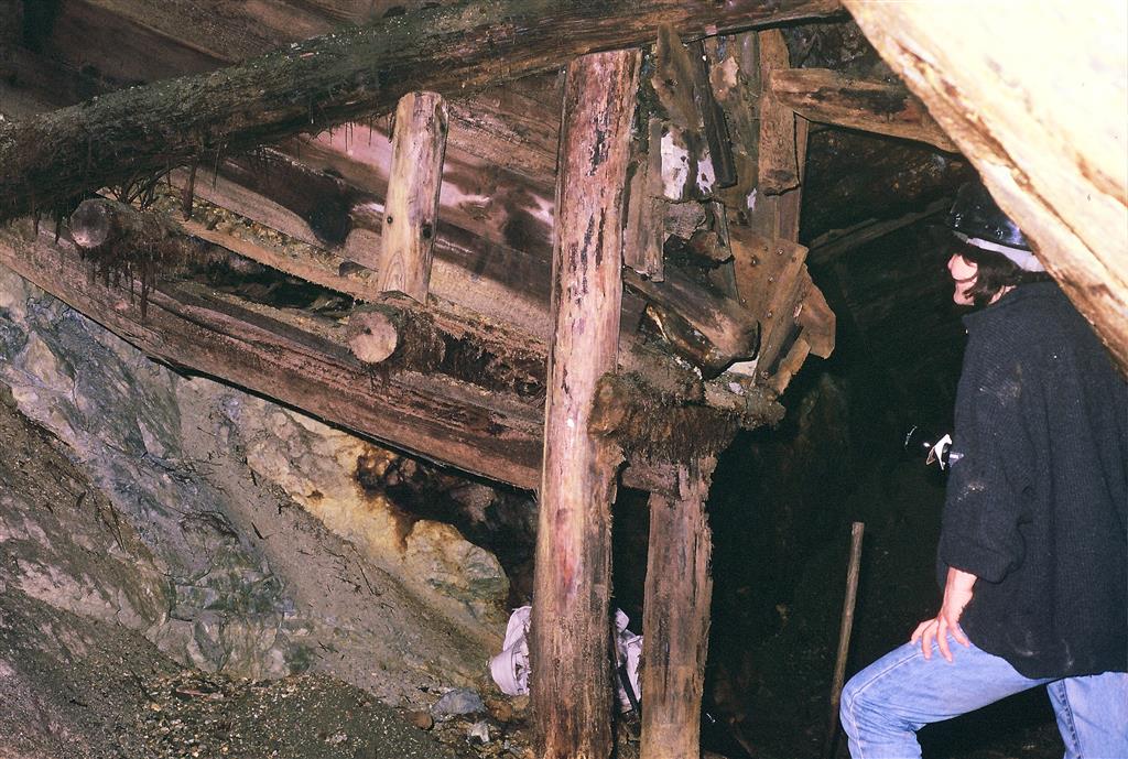 Mina Los Pontones (San Justo): Tolva para carga en la galería de transporte de una explotación por realce con cámara almacén en el nivel 427 de la mina San Justo (Foto F. Palero).