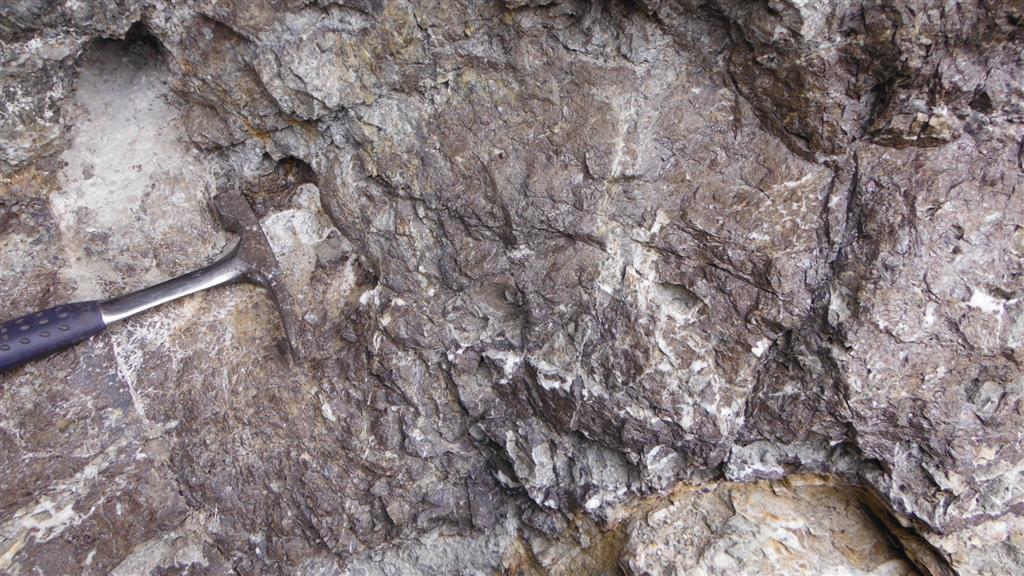 Detalle de la zona filoniana, con una mineralización formada principalmente por esfalerita, muy tectonizada, y filoncillos y venas de cuarzo también más o menos intensamente deformadas.
