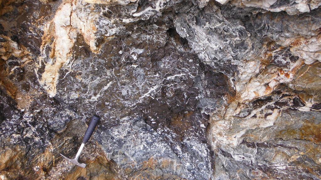 Otro detalle de la zona mineralizada, en esta caso esfalerita casi masiva y tectonizada con silicificación sellando las grietas y huecos.
