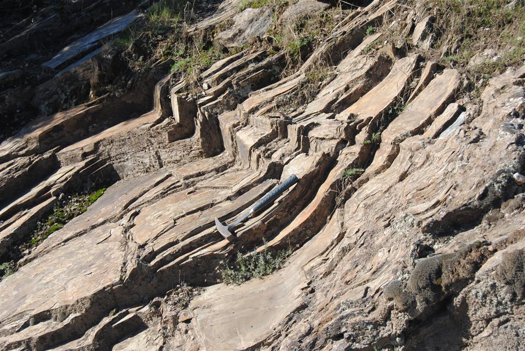 Pliegues tipo kink-band en el barranco del cerro de La Cruz