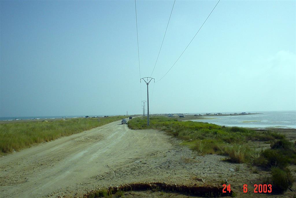 Vista general de la flecha de Trabucador hacia el Sur (La Banya). Al fondo a la derecha se observan depósitos de desbordamiento (overwash fans) generados por oleaje energético de levante.