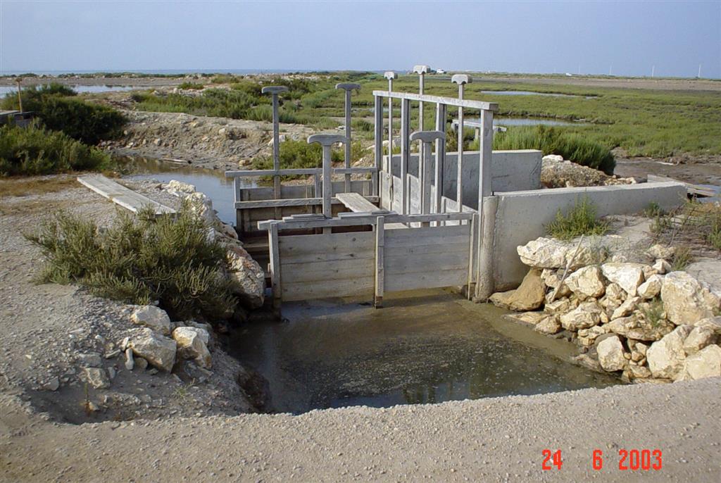 Sistema tradicional de compuertas entre canales que comunican salinas. Península de la Banya.