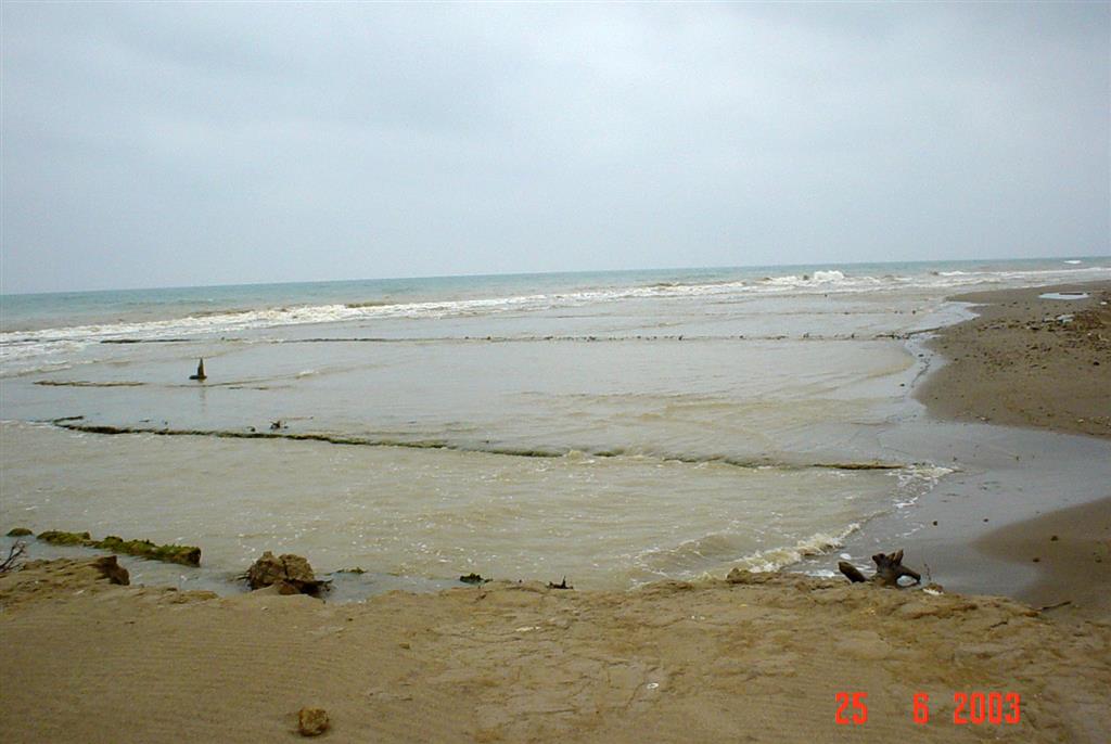 Restos de antiguas instalaciones pesqueras y salineras afectadas por el oleaje. Costa norte de la Isla de San Antonio.