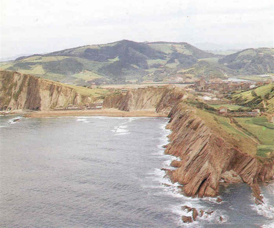 Vista general del acantilado costero y playa de San Telmo. (Foto: Diputación Foral de Guipúzcoa - C.G.S., S.A.)