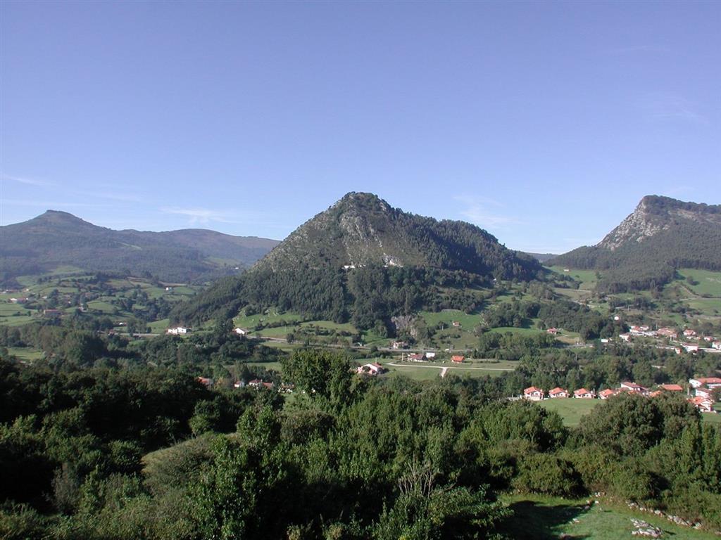 Panorámica general del Valle del Pas en la zona de Puente Viesgo con el Monte Castillo al fondo (foto Federico Bernaldo de Quirós)