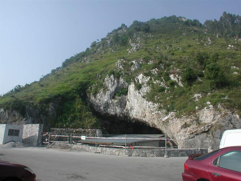 El gran portalón de la Cueva de El Castillo durante las obras de acondicionamiento (foto Federico Bernaldo de Quirós)