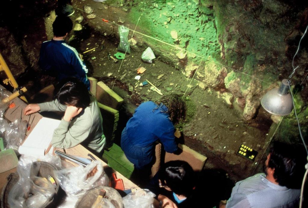 Detalle de la excavación del nivel 20 de la Cueva de El Castillo en la campaña de 1986 (foto Federico Bernaldo de Quirós)